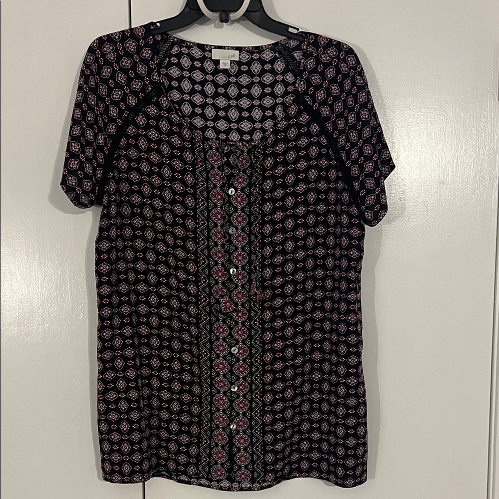 J.Jill MED BUTTON DOWN BLOUSE. Black w/ decorative ribbon. Small white flowers.
